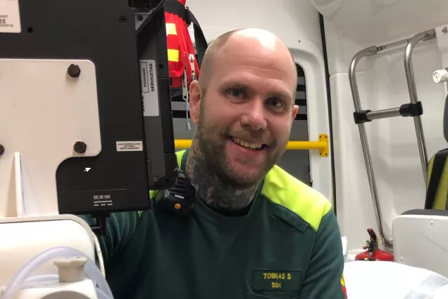 Tobias Sjöberg i en ambulans. Foto.