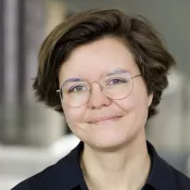 Ellen Albertsdottir. Porträttfoto.