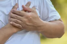 Två händer som trycks mot en bröstkorg. Foto