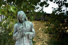 Carl von Linné-statyn på Petriplatsen Foto: Petra Francke (bilden är beskuren)