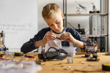 Barn som bygger en robot