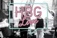 Personer gåendes i stadsmiljö. Logo HBG Live. Foto