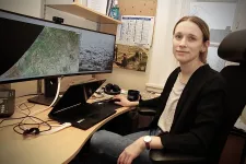 Bild på kvinnlig forskare vid en dator.