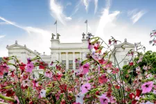 Universitetshuset med blommor. Foto.