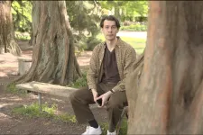 Johan Kjellberg Jensen i en park. Foto. 