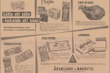 En tidningssida från 1953 med reklamtext om plast. Bild. 