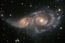 Bild på två galaxer som smälter samman.