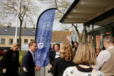 Bild på statsminister Ulf Kristersson på väg in till Marint centrum.