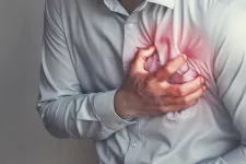 Man håller sig för hjärtat. Foto: iStock
