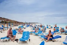 solande turister på en strand