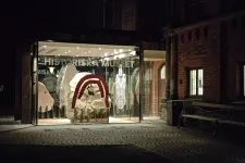 Museets glasade entre, innanför glaset stora runstenar