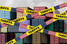 Containers med tejp framför, märkt med  "tariffs" och amerikanska flaggor
