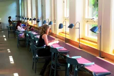 UB har nu fler och bekvämare studieplatser, som alla har eluttag och belysning. Man sitta längs fönstren eller uppe på mezzaninen med utsikt ner mot entrén. Foto: Martine Castoriano. 