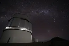 Bild på teleskop med natthimmel i bakgrunden.