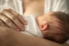 Kvinna med ammande barn. Foto: iStock