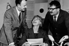 Arkivbild från Sveriges radio, två män och en kvinna framför en mikrofon