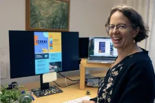 En kvinna, Kimberly Nicholas, som sitter vid en datorskärm som visar guiden SHIFT. Bild: Theo Hagman-Rogowski.