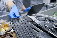 En man sorterar elektronikavfall. Foto: iStock