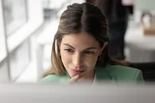 Kvinna som tittar in i skärm