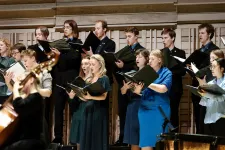 Körmedlemmar sjunger i konsertsalen. Foto.