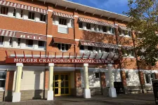 Entré till byggnad i solen. Foto. 