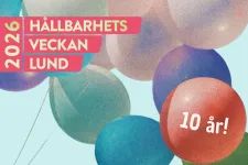 Ballonger i olika färger, på en står det 10 år.
