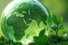 En grön jordglob som ligger på en bädd av mossa. 