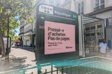 Bild på reklamskylt för Klarna som har med den könsinkluderande formen med punkt.