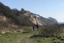 Tre personer som vandrar