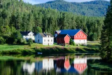 Hus vid en sjö i svensk glesbygd