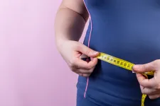 En person håller ett måttband för att mäta midjan. Foto: iStock