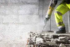 Man som arbetar med en betongborr. Foto: iStock