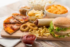 Bild på snabbmat: pizza, pommes, korv, chips och hamburgare.