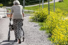 bild på äldre kvinna med rollator