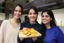 Får det lov att smaka? Anna Nieto, Olivia Arbab och Shubha Vasavada hoppas att aquafaba kan bli vanligare som livssmedelsingrediens i framtiden. Bild: Kristina Lindgärde 