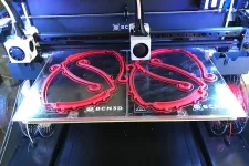 bild på Bågar till skyddsvisir som tillverkats i en 3D-skrivare. Bildkälla: SUS 3D-utskriftscenter 