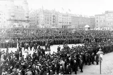 Arbetare har samlats på Norra Bantorget i Stockholm för demonstration vid storstrejken år 1909. Foto: Axel Malmström 1909 (Stockholms stadsmuseum)
