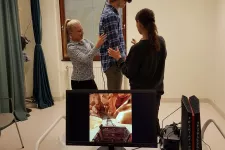 bild på person som testar Virtual Reality för att träna balansen