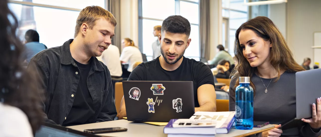 Studenter som tittar på varandras datorer.