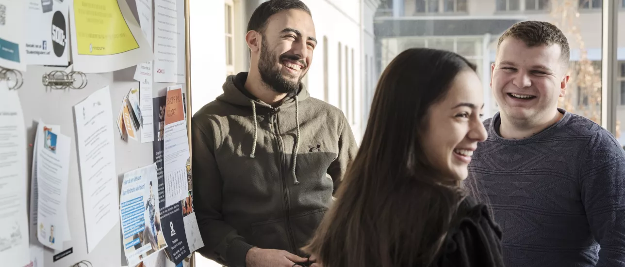 Studenter som diskuterar