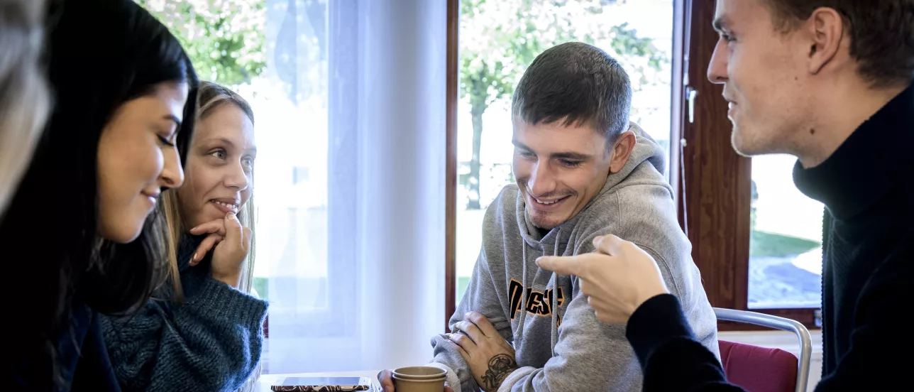 Studenter som diskuterar 