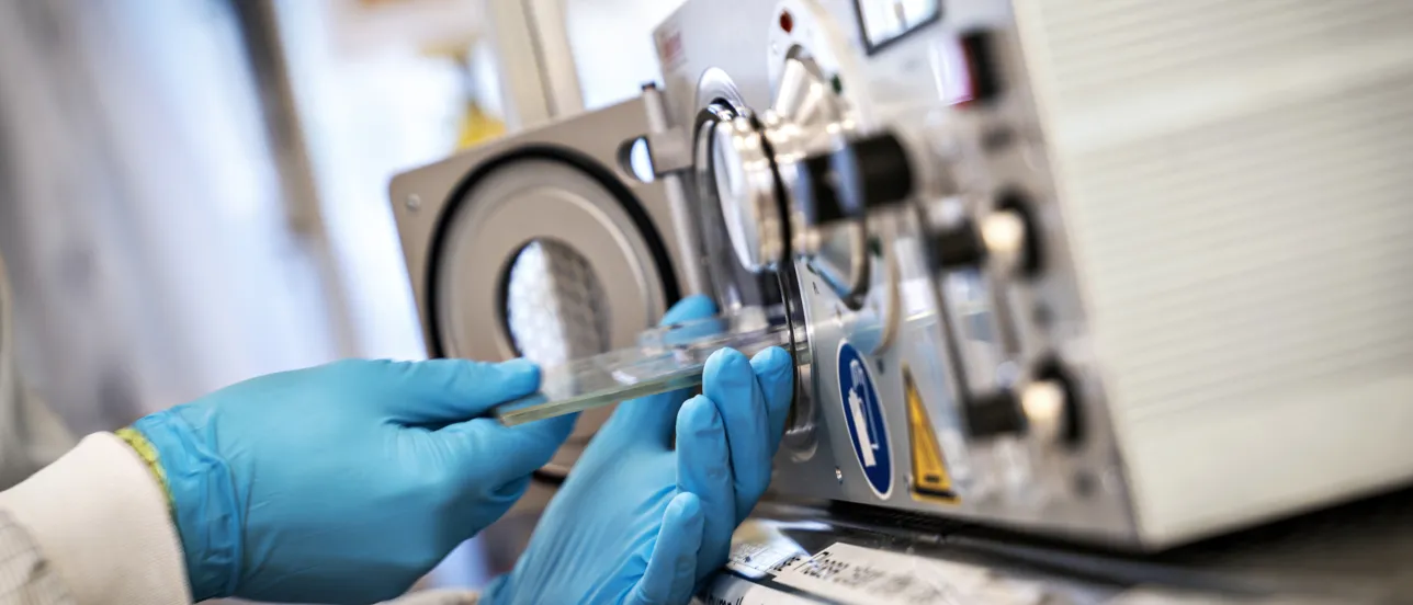 Foto på avancerad maskin.