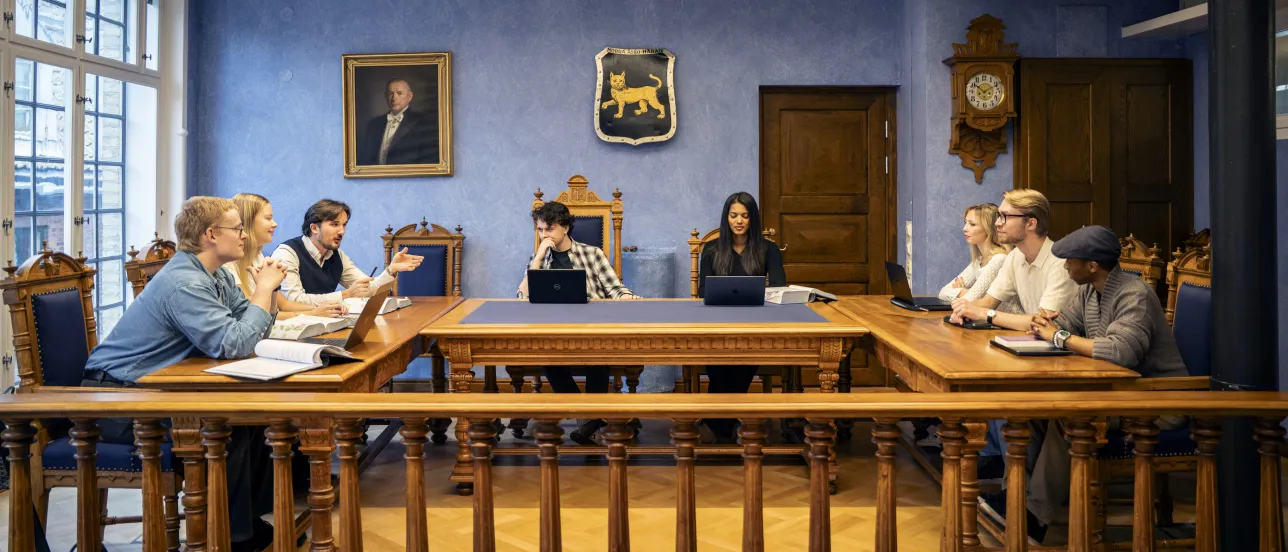 Studenter i ett rättegångsspel i rättegångsalen. Foto.
