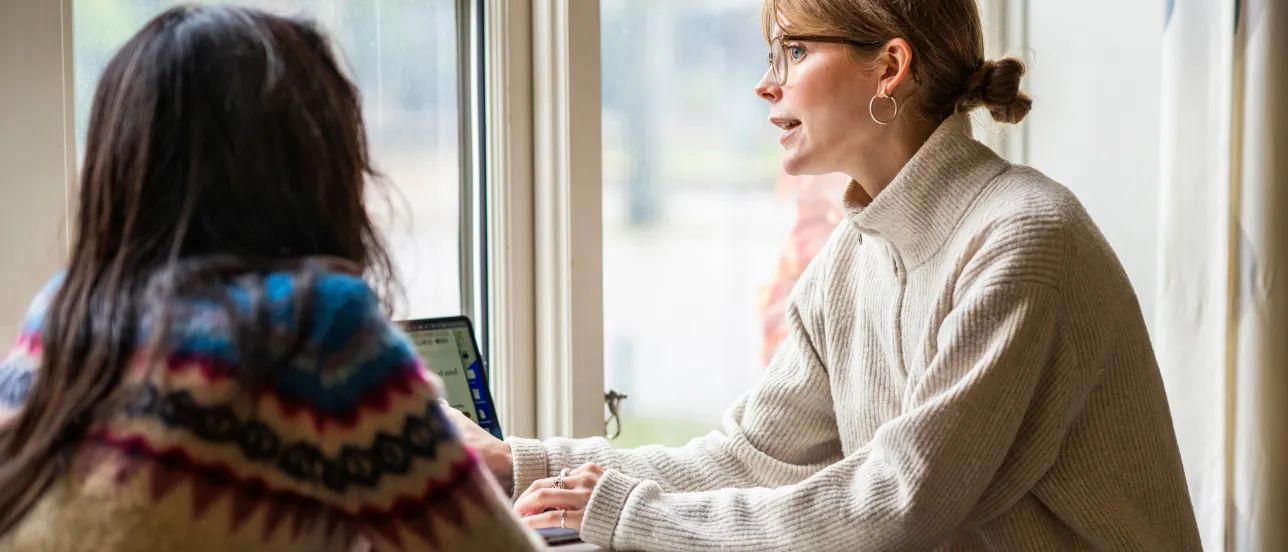Två studenter som har en diskussion.