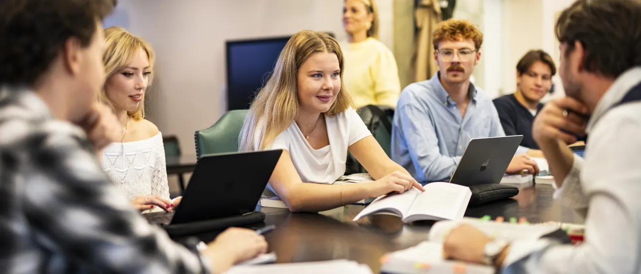 Studenter studerar vid studieplats på våning tre i biblioteket på Juridicum. Foto.