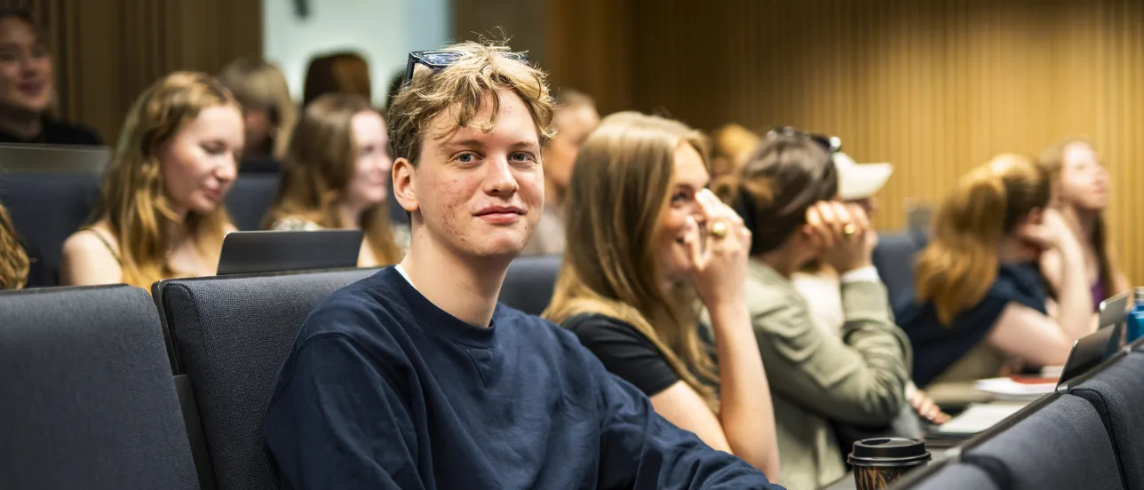 Studenter i en hörsal.