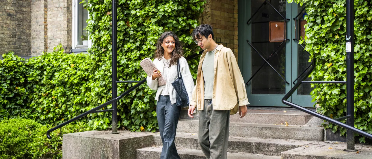 Två personer går ner för en trappa.