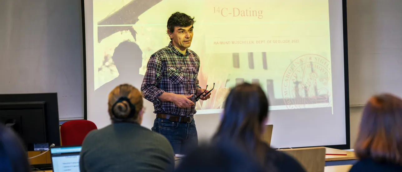 En lärare håller i en föreläsning.