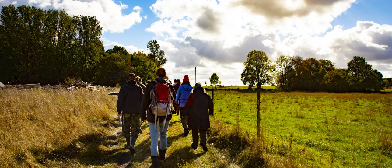 Studenter ute i naturen.