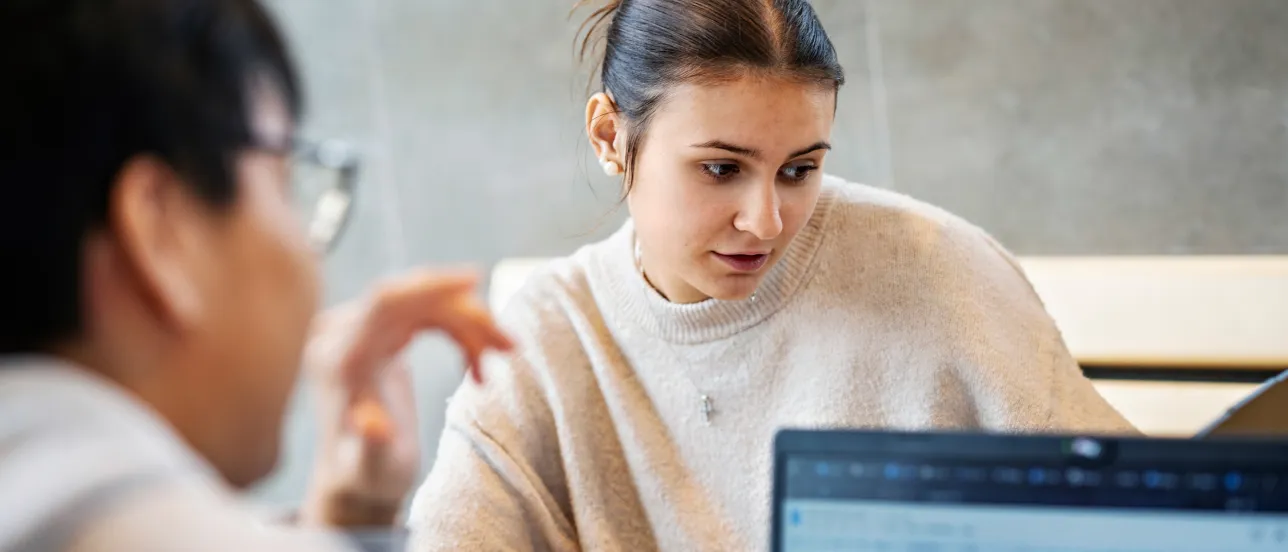 En student visar något på sin dator.